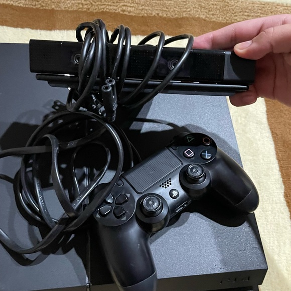 PS4 Bundle - Picture 3 of 4